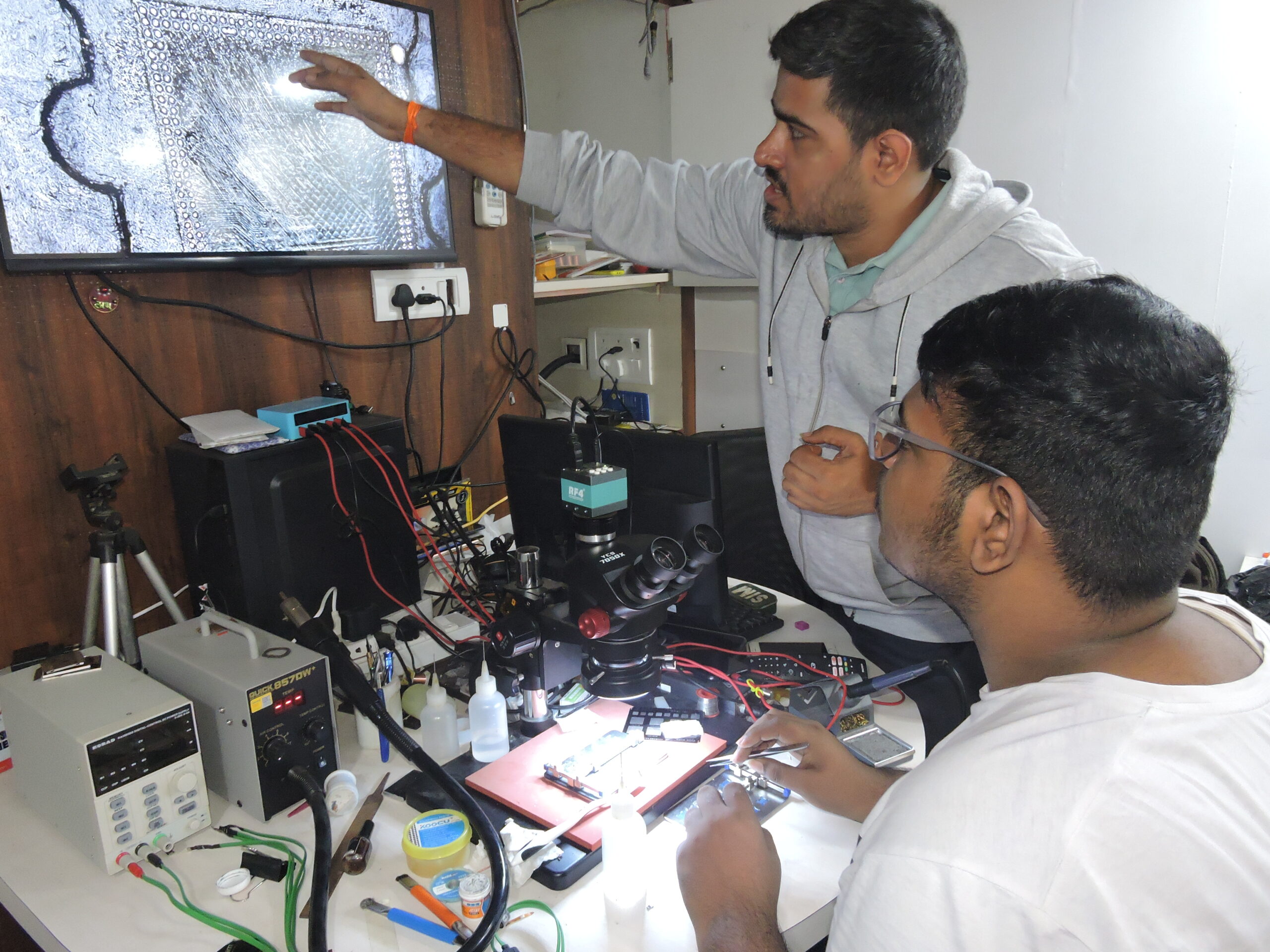 Trainer teaching how to reball an IC properly while explaining common mistakes.